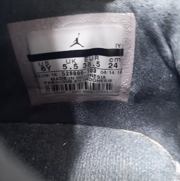 Air Jordan 11 Retro Low GS 'Closing Ceremony - Picture 8 of 9